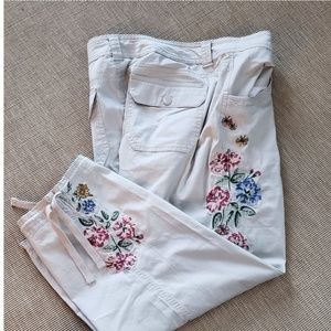 capri pants embroidered flowers decorated